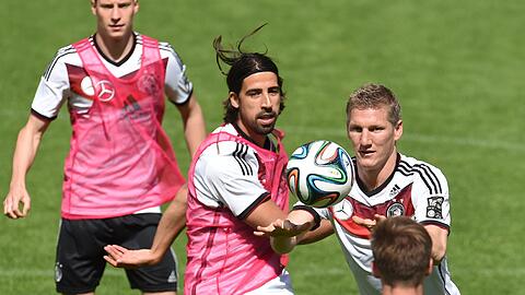 Bastian Schweinsteiger (r) kann wieder mit der Mannschaft trainieren.