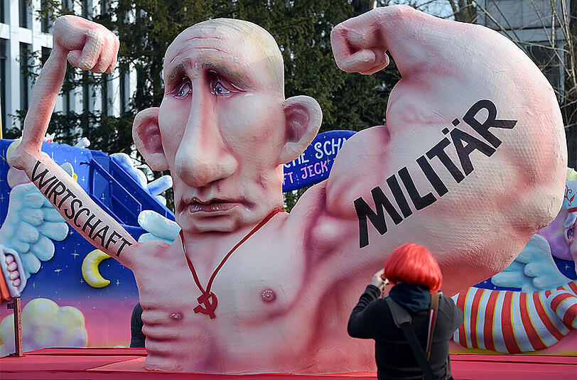 Düsseldorf: Der Motivwagen "Putin zeigt Muskeln".