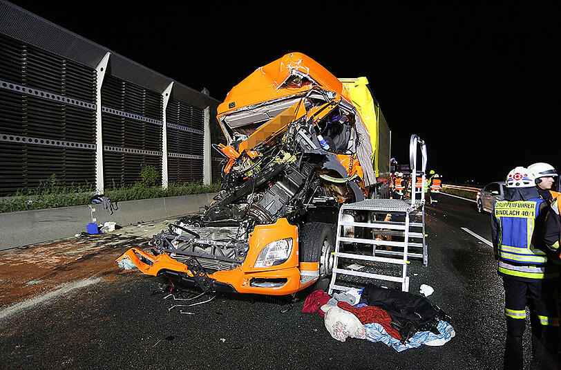 An einer Baustelle auf der A9 hat sich in der Nacht auf Mittwoch ein schwerer LKW-Unfall ereignet.