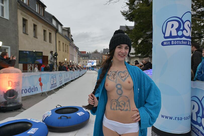 Beim Nacktrodeln 2016 in Schlettau bewies Busenwunder Bettie Ballhaus, dass sie nicht nur auf Zeitungscovern, sondern auch im Rodelreifen eine gute Figur macht.