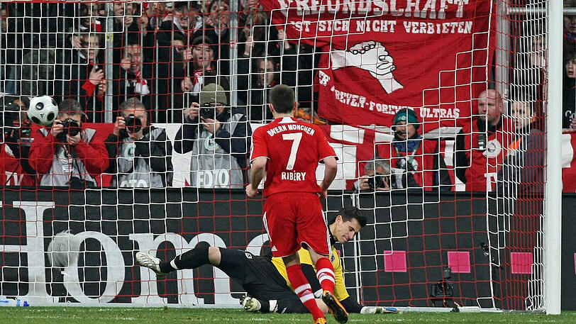 Franck Ribéry versenkte den Elfer flach ins Eck. Doch zu aller Dramatik musste er ein zweites Mal ausgeführt werden. Beim zweiten Mal lupfte Ribéry den Ball frech ins Tor. Diesmal zählte der Elfer und die Bayern führten.