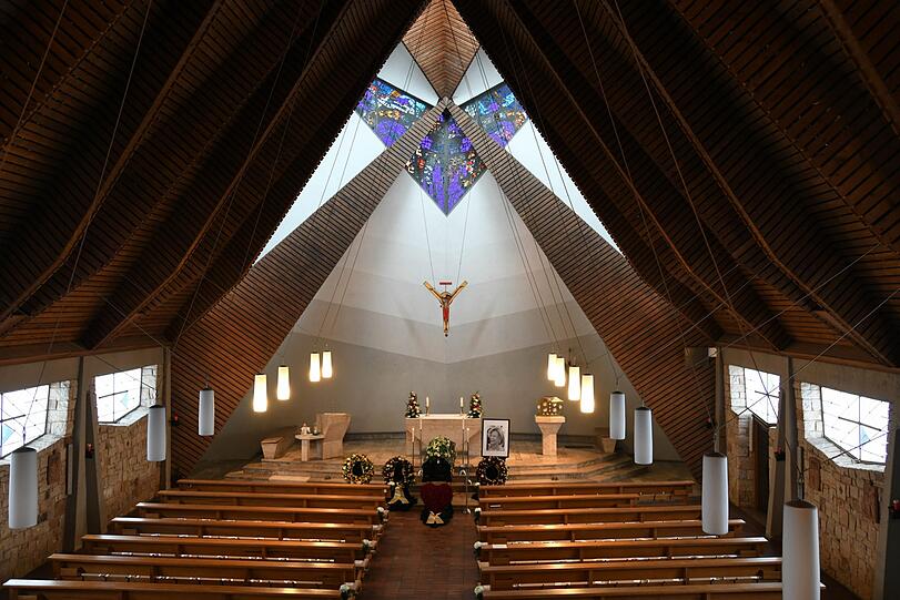 Der aufgebahrte Sarg in der Kirche Christkönig.