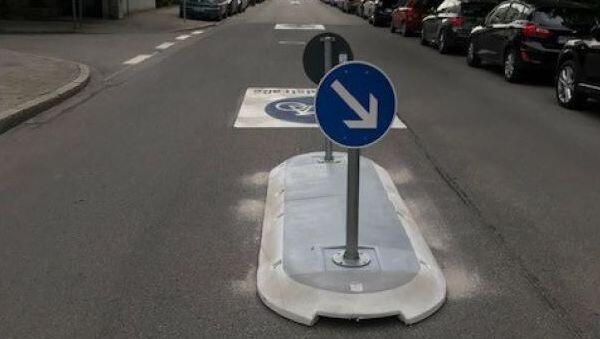 Die Inseln sollen Autofahrer vom Überholen abhalten. Die Inseln sollen Autofahrer vom Überholen abhalten.