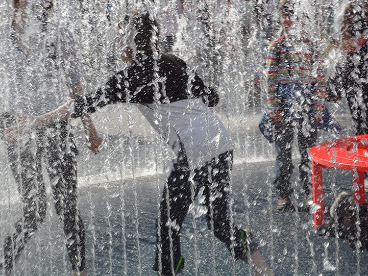 Feucht-fröhliche Brunnen-Eröffnung an den Pasing Arcaden: Vor allem die Kinder hatten einen Riesenspaß - aber auch Erwachsene und sogar Hunde waren angetan.