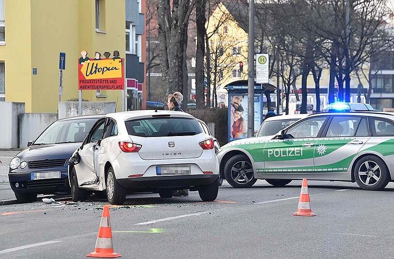 Bilder vom Verkehrsunfall auf der Ottobrunner Straße. Ein Pkw ist am Donnerstag mit einem Rettungswagen zusammengestoßen.