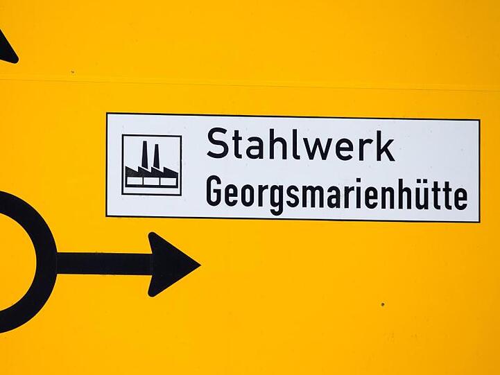 Ein Straßenschild deutet in Georgsmarienhütte in Richtung des Stahlwerks südlich von Osnabrück.