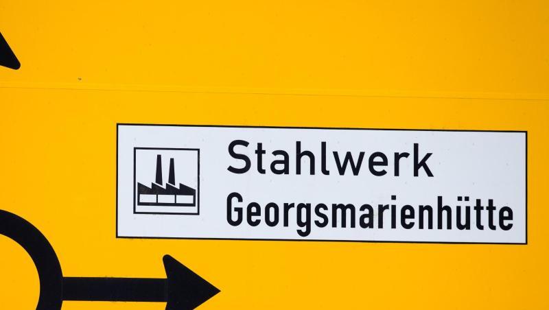 Ein Straßenschild deutet in Georgsmarienhütte in Richtung des Stahlwerks südlich von Osnabrück. Ein Straßenschild deutet in Georgsmarienhütte in Richtung des Stahlwerks südlich von Osnabrück.