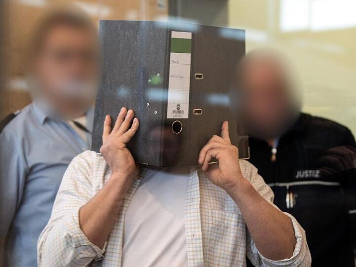Der mutmaßliche islamistische Bombenbauer betritt den Verhandlungssaal im Düsseldorfer Oberlandesgericht.