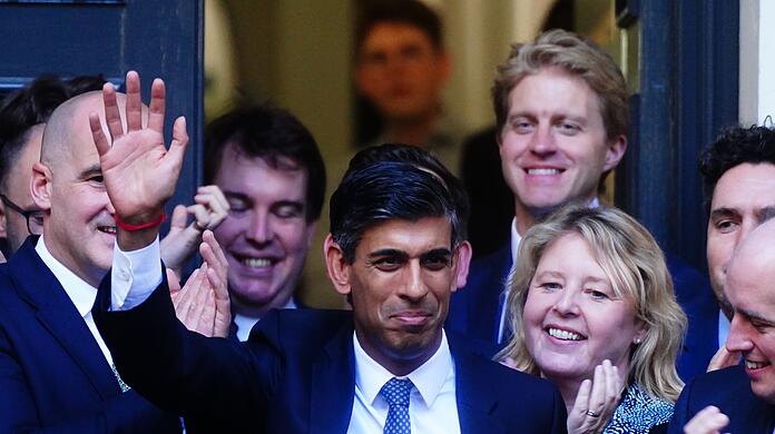 Rishi Sunak zieht in die Downing Street ein.