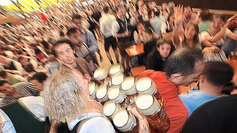 Sicher ist das Dasein als Wiesn-Bedienung nicht einfach: Maßkrüge müssen gestemmt, Betrunkene in die Schranken gewiesen und auch hungrige Gäste versorgt werden.