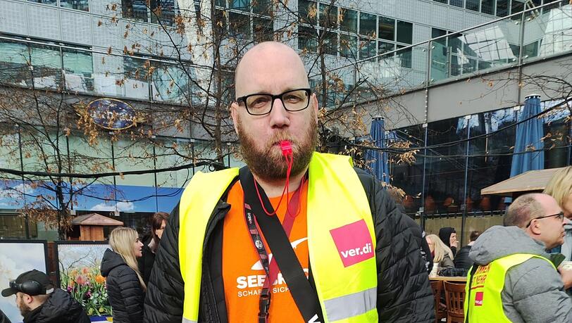 Alexander Strobl ist einer der Streikenden. Alexander Strobl ist einer der Streikenden.