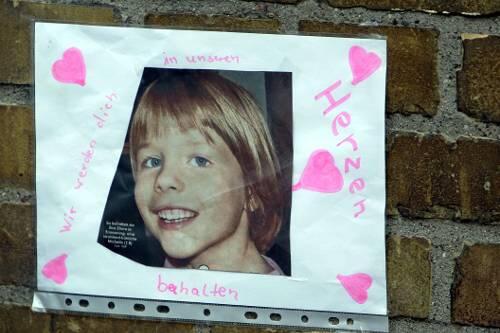 Mit diesem selbsgemalten Plakat erinnerten Mitschüler an die ermordete Michelle.