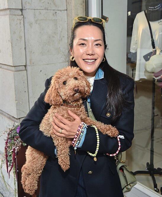 Jungeon Agn&eacute;s Prinzessin von Isenburg kommt mit Maltipoo-Dame "Kira".