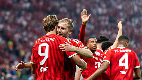 Konrad Laimer (hier mit Harry Kane) ist beim FC Bayern eine feste Gr&ouml;&szlig;e.