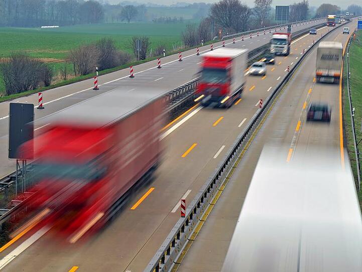 Die Werte für den Lärmschutz an schon bestehenden Bundesstraßen und Autobahnen sollen um drei Dezibel gesenkt werden.