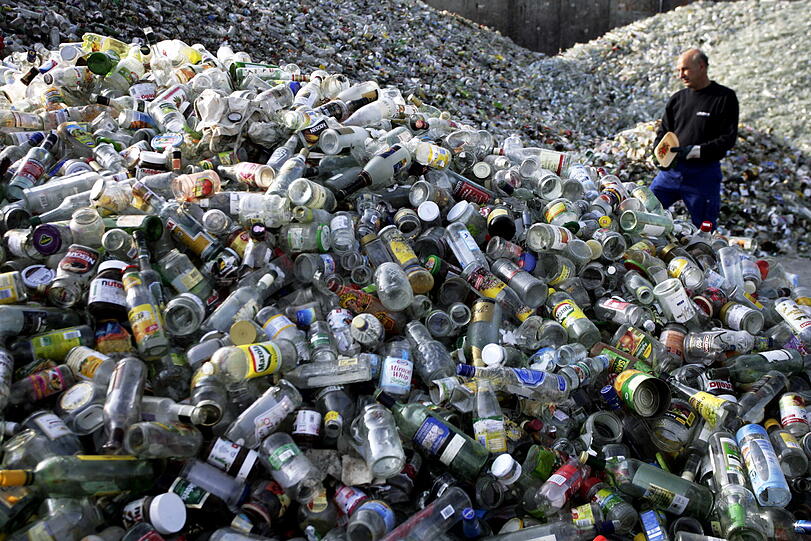 Das Pfand suggeriert dem Verbraucher, er zahle für die Umwelt &ndash;
doch die Plastikflaschen landen weiterhin auf dem Müll.
