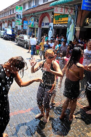 Die Bilder vom großen Songkran-Fest in Bangkok, deer größten Wasserparty der Welt.