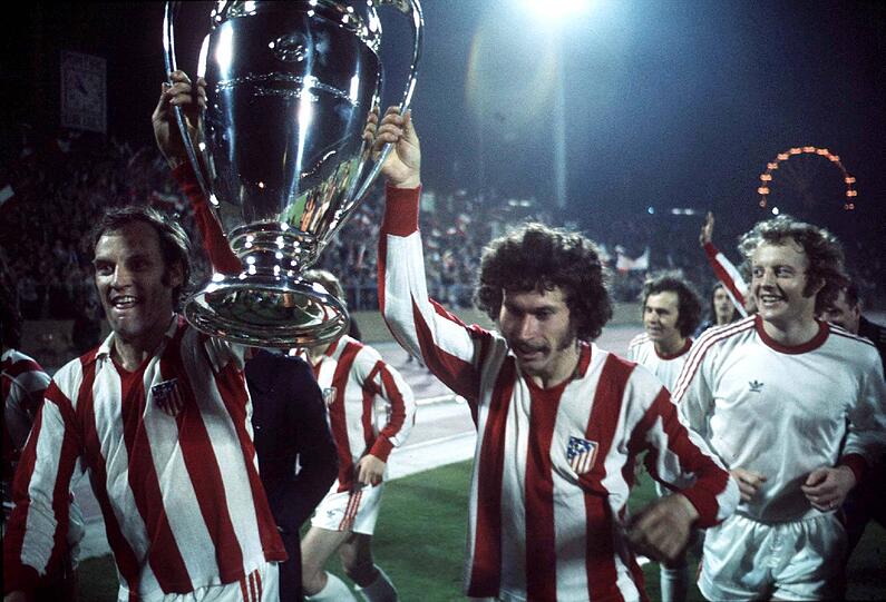 Der erste Triumph: Bulle Roth (l.) und Paul Breitner präsentieren 1974 nach dem Sieg über Atletico Madrid den Pott.
