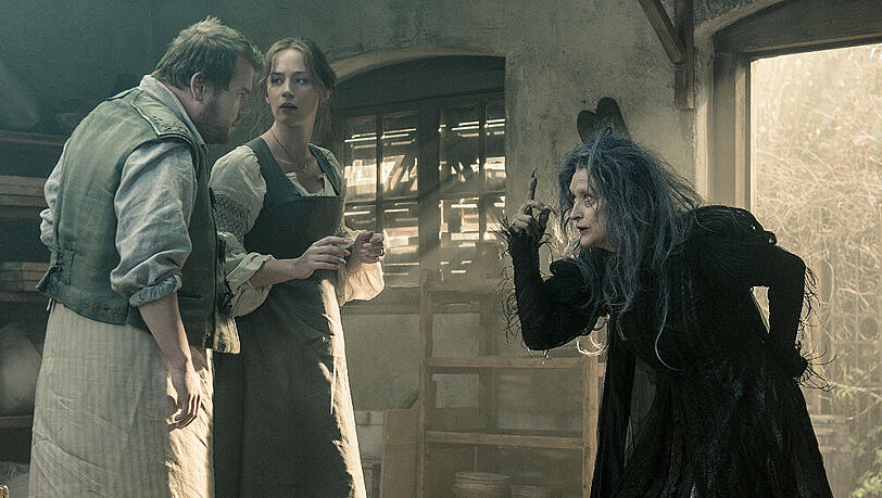 Der Bäcker (James Corden) und seine Frau (Emily Blunt) lassen sich auf einen Deal mit der Hexe (Meryl Streep) ein Der Bäcker (James Corden) und seine Frau (Emily Blunt) lassen sich auf einen Deal mit der Hexe (Meryl Streep) ein