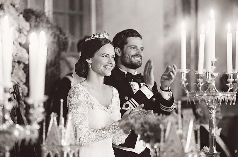 Nach ihrer Traum-Hochzeit in Stockholm bedanken sich Prinz Carl Philip und Prinzessin Sofia von Schweden via Facebook: "Die Freude, die ihr uns zeigt, bedeutet uns viel. Eine schöne Erinnerung, die wir immer bei uns tragen werden."
