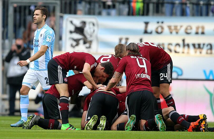 GARY KAGELMACHER, NOTE 3: Hatte Zoltan Stieber zu Beginn gut im Griff, mit zunehmendem Spielverlauf schlichen sich Unsicherheiten ein. Brachte im Zusammenspiel mit Aycicek auch mehr in der Offensive, aber das Flanken ist nach wie vor nicht seine größte Stärke.