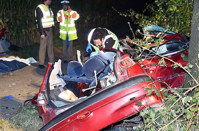 Bilder vom Unfallort bei Hohenkammer. Das Auto ist vollkommen demoliert, nachdem der Fahrer gegen einen Baum geprallt ist.