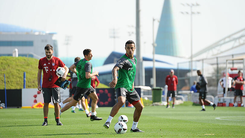 Trainieren fürs Tripple, Posieren fürs Fan-Selfie: Die Bilder von der ersten Trainingseinheit der Bayern in Doha.
