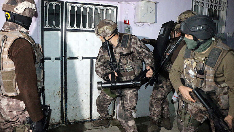 Bei einer Razzia in Ankara hat die türkische Polizei zwei mutmaßliche IS-Terroristen getötet. Bei einer Razzia in Ankara hat die türkische Polizei zwei mutmaßliche IS-Terroristen getötet.