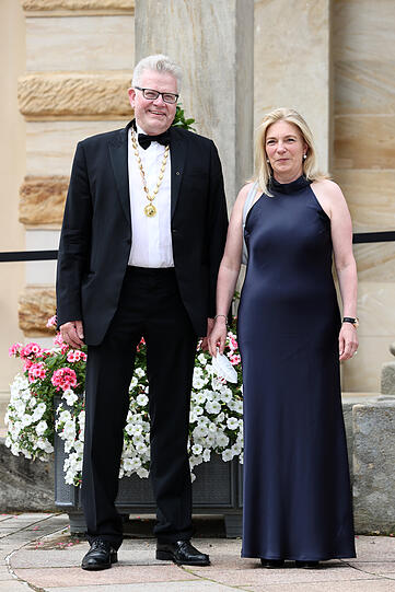 Thomas Ebersberger (CSU), Oberbürgermeister von Bayreuth, kommt mit Begleitung zum Festspielhaus auf dem Grünen Hügel.
