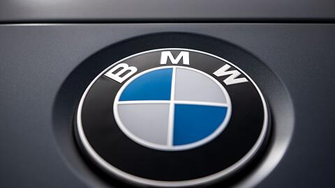 Das Logo des Autobauers BMW.