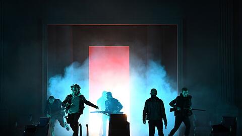 Schauspieler agieren während der Fotoprobe zu "Julius Caesar" von William Shakespeare auf der Bühne. Premiere des Stücks unter der Regie von Chr. Stückl ist am 1. Juli 2023 im Passionstheater.