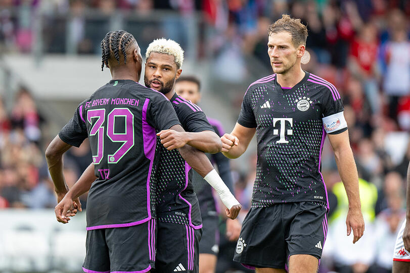 Jubel mit dem Torschützen: Serge Gnabry durfte sich nach seinem Elfmeter zum zwischenzeitlichen 3:1 die Glückwünsche der Kollegen Mathys Tel (l.) und Leon Goretzka abholen.