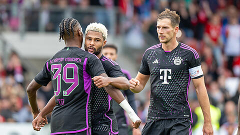 Jubel mit dem Torschützen: Serge Gnabry durfte sich nach seinem Elfmeter zum zwischenzeitlichen 3:1 die Glückwünsche der Kollegen Mathys Tel (l.) und Leon Goretzka abholen.