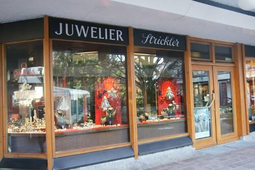 Seit 25 Jahren betreibt das Ehepaar Strickler sein Juweilergeschäft in Grünwald. Bisher blieb der Laden von zwielichtigen Gestalten verschont. Einmal versuchten Unbekannte, durch das Schaufenster einzudringen &ndash; schafften es aber nicht.