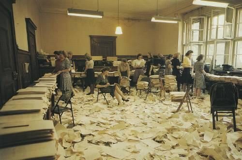 Die Sekretärinnen bei den Kriegsverbrecherprozessen erstickten fast in den Papierbergen. Alle Schriftstücke mussten in vier Sprachen übersetzt werden. Von den Abfällen profitierte Kurt Klutentreter.