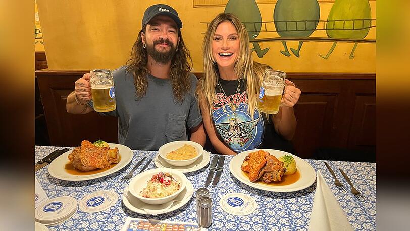 Tom Kaulitz und Heidi Klum gönnen sich im Hofbräuhaus jeweils eine Schweinshaxe samt Bier.