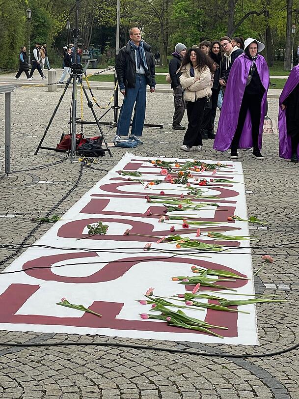 Demo gegen "Gegen patriarchale Gewalt &ndash; f&uuml;r ein Ende der Unterdr&uuml;ckung" &ndash; Schriftzug "Es reicht" am auf einem Plakat am K&ouml;nigsplatz