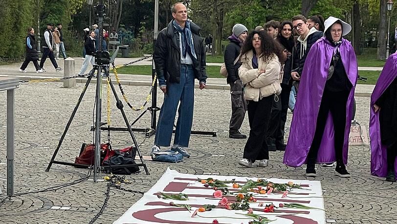 Demo gegen "Gegen patriarchale Gewalt &ndash; f&uuml;r ein Ende der Unterdr&uuml;ckung" &ndash; Schriftzug "Es reicht" am auf einem Plakat am K&ouml;nigsplatz