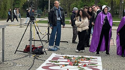 Demo gegen "Gegen patriarchale Gewalt – für ein Ende der Unterdrückung" – Schriftzug "Es reicht" am auf einem Plakat am Königsplatz Demo gegen "Gegen patriarchale Gewalt – für ein Ende der Unterdrückung" – Schriftzug "Es reicht" am auf einem Plakat am Königsplatz