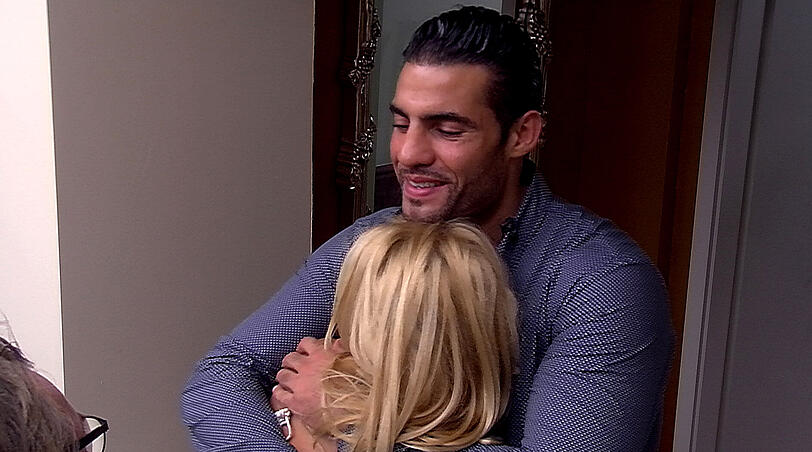 Egal. Manuel Charr geneißt einfach den Moment und lässt sich auf den Flirt ein.
