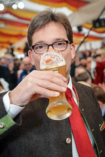 &bdquo;Die haben das letzte Mal den ADAC beauftragt, ihre
Zuschauerzahlen zu berechnen.&ldquo;

(SPD-Landeschef Florian Pronold in Vilshofen über die CSU-Übertreibungen der Zuschauerzahlen am Aschermittwoch)