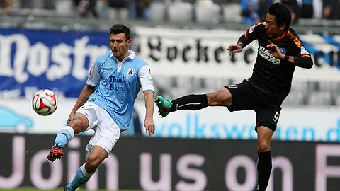 Grzegorz Wojtkowiak (l.) im Zweikampf mit dem Karlsruher Hiroki Yamada