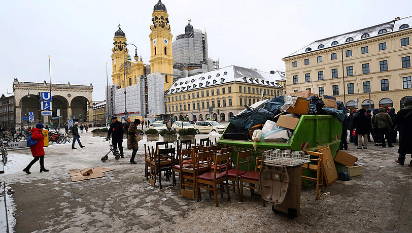 Das Tambosi mit seinem nostalgischen Charme hat vor zwanzig Jahren die Kaffeehauskultur nach München gebracht. Jetzt wird es ausgeräumt und renoviert. Das Tambosi mit seinem nostalgischen Charme hat vor zwanzig Jahren die Kaffeehauskultur nach München gebracht. Jetzt wird es ausgeräumt und renoviert.
