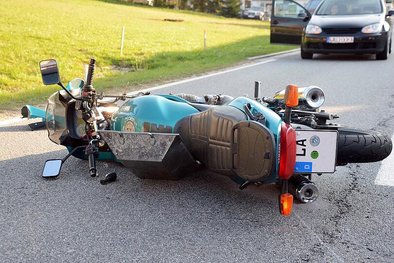 Das landwirtschaftliche Gespann hatte zuvor die komplette Fahrbahn blockiert. Der Zusammenstoß war unvermeidlich.