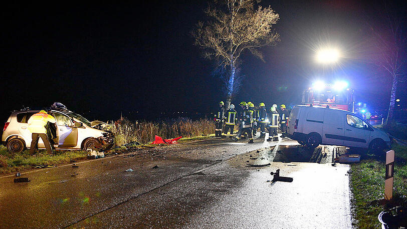 Trümmerfeld auf der Straße: Beide Fahrzeuge sind komplett zerstört, einer der Fahrer starb noch am Unfallort.