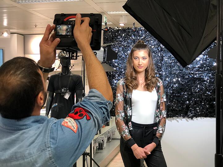 Welche Blende darf&rsquo;s denn sein? Kandidatin Dilara steht im Fotoworkshop als Motiv vor der Kamera.