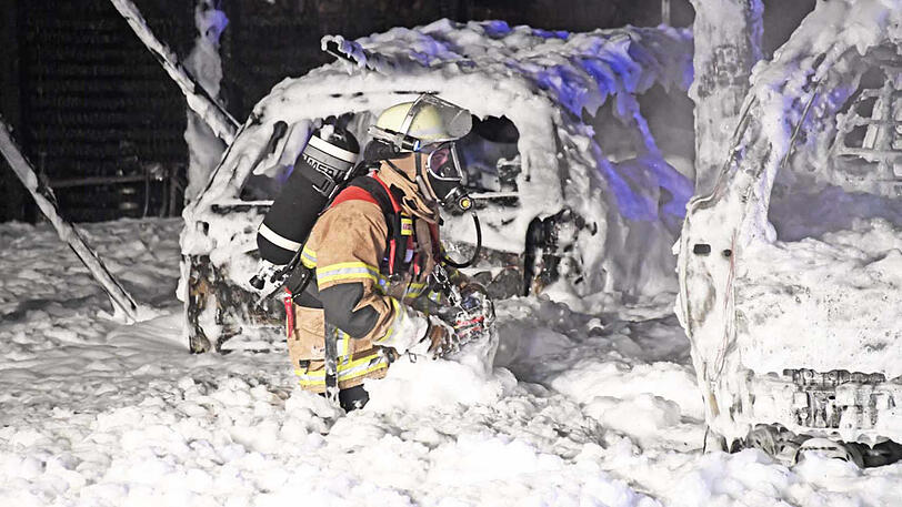 Schaum soweit das Auge reicht: Die Bilder vom Feuerwehreinsatz in Neubiberg, wo eine Garage komplett abgebrannt ist.