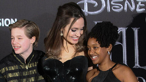 Angelina Jolie mit ihren Töchtern Shiloh (l.) und Zahara bei der Europa-Premiere von "Maleficent 2" in Rom 2019.