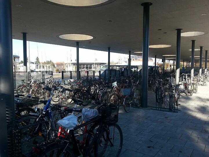 Auf der neu gestalteten Seite des S-Bahnhofes sind die Fahrradparkplätze absolut vorbildlich. Das Areal ist überdacht und es gibt wirklich genügend Abstellplätze.