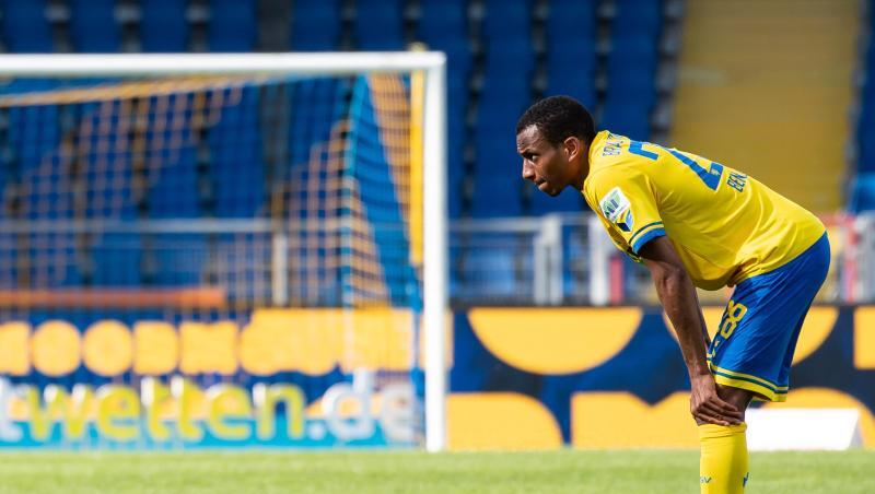 Braunschweigs Yassin Ben Balla steht nach dem Spiel auf dem Platz.